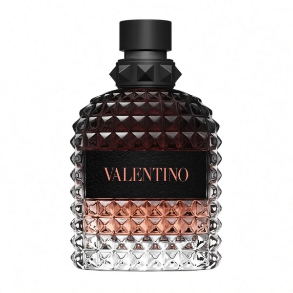 Valentino Uomo Born in Roma Coral Fantasy Eau de Toilette bruin-roze studded fles met zwarte dop op witte achtergrond
