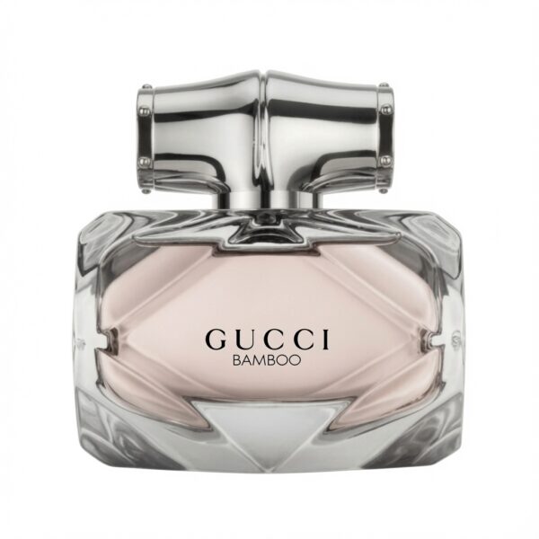 Gucci Bamboo Eau de Parfum fles met zilveren bamboe dop en roze vloeistof op witte achtergrond